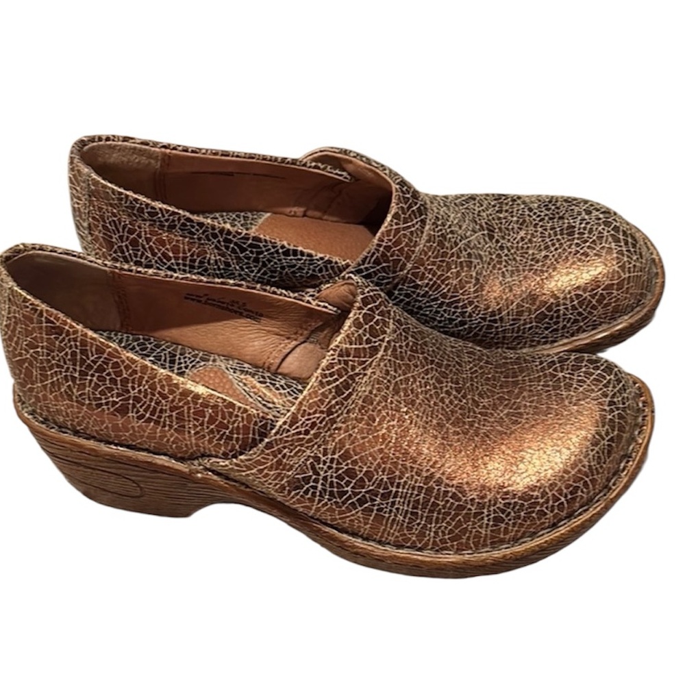 New NWOT Born Women's Bronze Crackle Clogs shiny 6